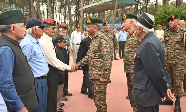 वीरों को नमन : पश्चिमी सेना कमांडर ने युद्ध स्मारक धर्मशाला में श्रद्धांजलि अर्पित की वीरों को नमन : पश्चिमी सेना कमांडर ने युद्ध स्मारक धर्मशाला में श्रद्धांजलि अर्पित की