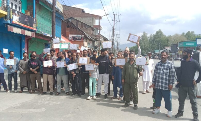 पहलगाम में हुए हमले के खिलाफ काजीगुंड में विरोध प्रदर्शन पहलगाम में हुए हमले के खिलाफ काजीगुंड में विरोध प्रदर्शन