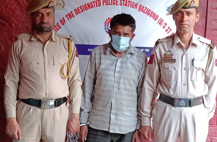 कुलगाम पुलिस ने काजीगुंड में ड्रग तस्कर को गिरफ्तार किया,प्रतिबंधित पदार्थ जब्त कुलगाम पुलिस ने काजीगुंड में ड्रग तस्कर को गिरफ्तार किया,प्रतिबंधित पदार्थ जब्त