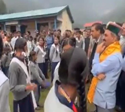 सुक्खू ने स्कूल में अचानक पहुँचकर सबको चौंका दिया। सुक्खू ने स्कूल में अचानक पहुँचकर सबको चौंका दिया।