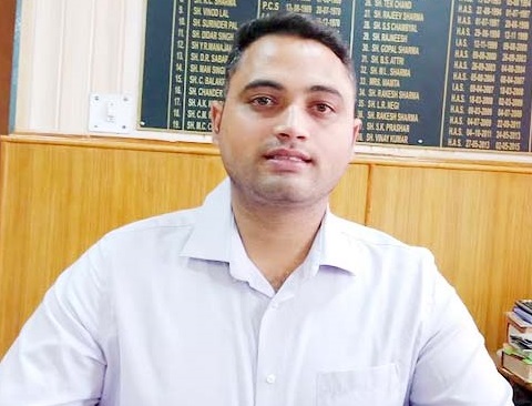 एस डी एम बैजनाथ ने दिवंगत रमेश कपूर के घर पहुंचकर शोक संतप्त परिवार को दी सांत्वना