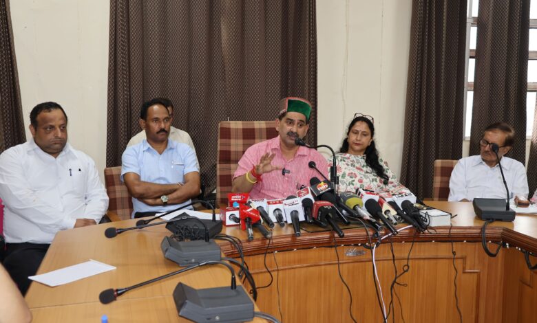 उपमुख्य सचेतक केवल सिंह पठानिया ने कहा कि वर्तमान सरकार तथा मुख्यमंत्री ठाकुर सुखविंद्र सिंह सुक्खु ने राज्य के सबसे बड़े जिला कांगड़ा में विकास के नए पंख लगाए