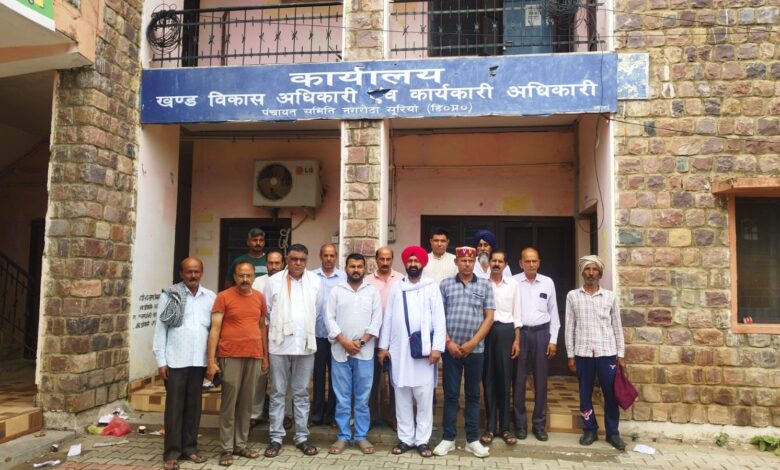 ज्वाली में बैठे बीडीओ और स्टाफ, मंत्री के निर्देशों की चर्चा तेज ज्वाली में बैठे बीडीओ और स्टाफ, मंत्री के निर्देशों की चर्चा तेज