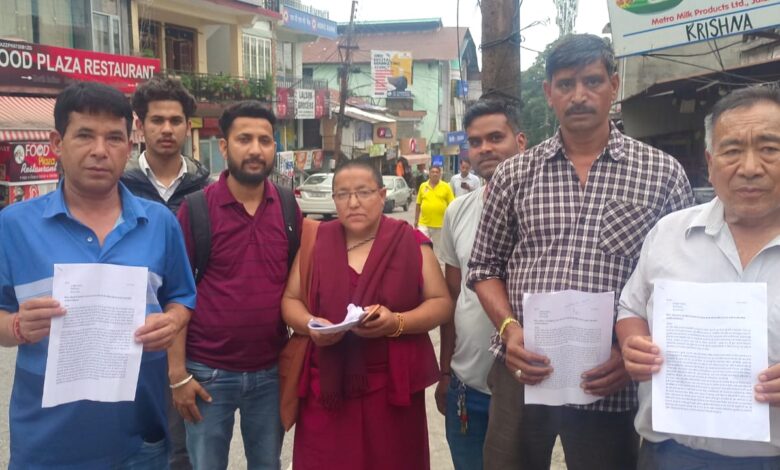 प्रभावित स्ट्रीट वेंडर्स उपायुक्त कांगड़ा व आयुक्त नगर निगम से मिले प्रभावित स्ट्रीट वेंडर्स उपायुक्त कांगड़ा व आयुक्त नगर निगम से मिले