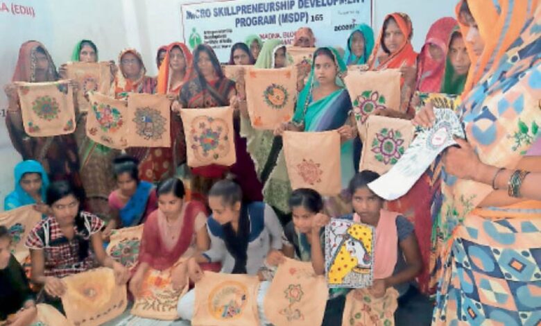 महिलाओं को दिया जूट बैग बनाने का प्रशिक्षण महिलाओं को दिया जूट बैग बनाने का प्रशिक्षण
