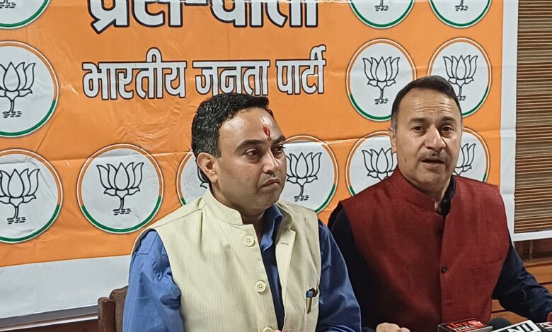 पर्यटन निगम के होटलों को निजी हाथों में सौपने के आरोप
