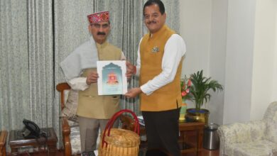 सुंदर सिंह ठाकुर ने मुख्यमंत्री को दिया अंतरराष्ट्रीय कुल्लू दशहरा का निमंत्रण