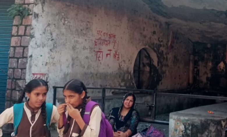 असुरक्षित वर्षा शालिका भवन का नव निर्माण की उठी मांग असुरक्षित वर्षा शालिका भवन का नव निर्माण की उठी मांग