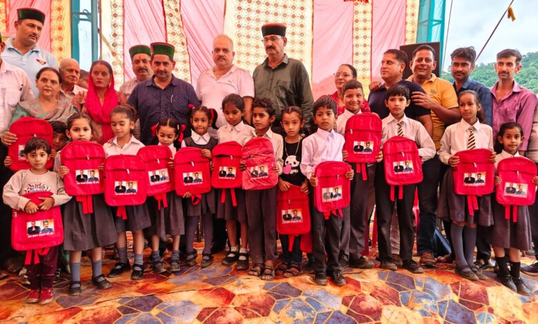 हर बच्चे के चेहरे पर मुस्कान…विधायक केवल सिंह पठानिया की अनोखी पहल हर बच्चे के चेहरे पर मुस्कान…विधायक केवल सिंह पठानिया की अनोखी पहल