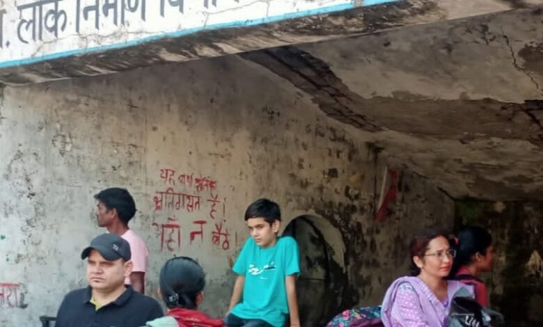 असुरक्षित वर्षा शालिका के लिए , अभी तक राशि मंजूर न होने पर जनता में कड़ा रोष असुरक्षित वर्षा शालिका के लिए , अभी तक राशि मंजूर न होने पर जनता में कड़ा रोष
