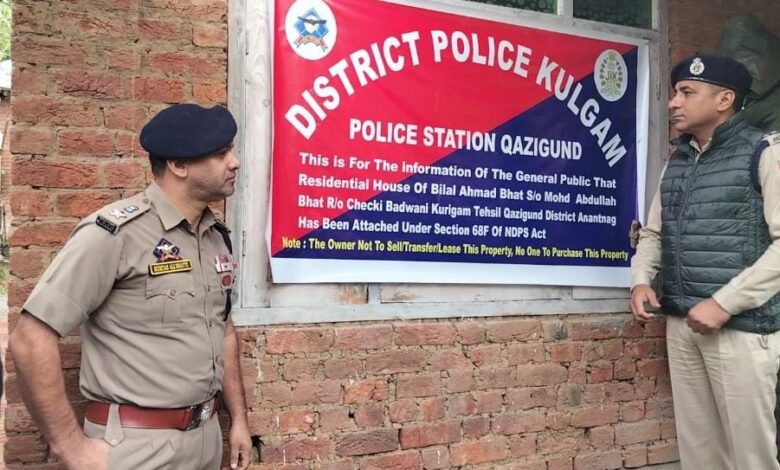 पुलिस ने काजीगुंड में ड्रग तस्कर की संपत्ति कुर्क की