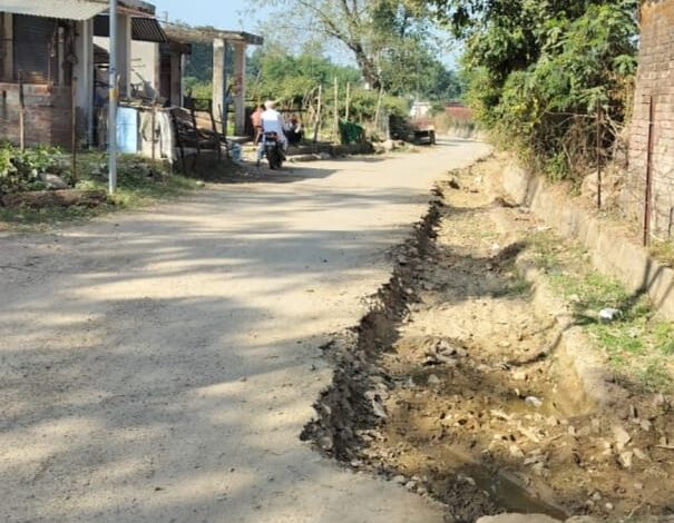 अधूरा कार्य शीघ्र पुरा करने की जनता ने आवाज उठाई